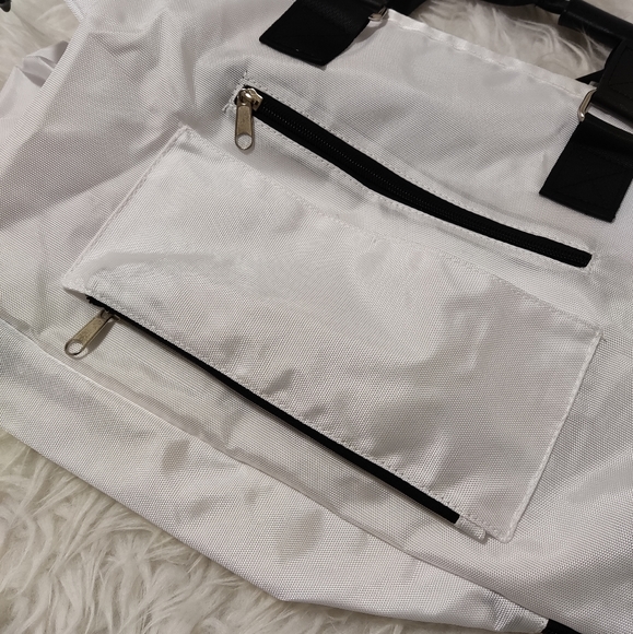 Guess gym duffle bag / weekender tote - Picture 4 of 7